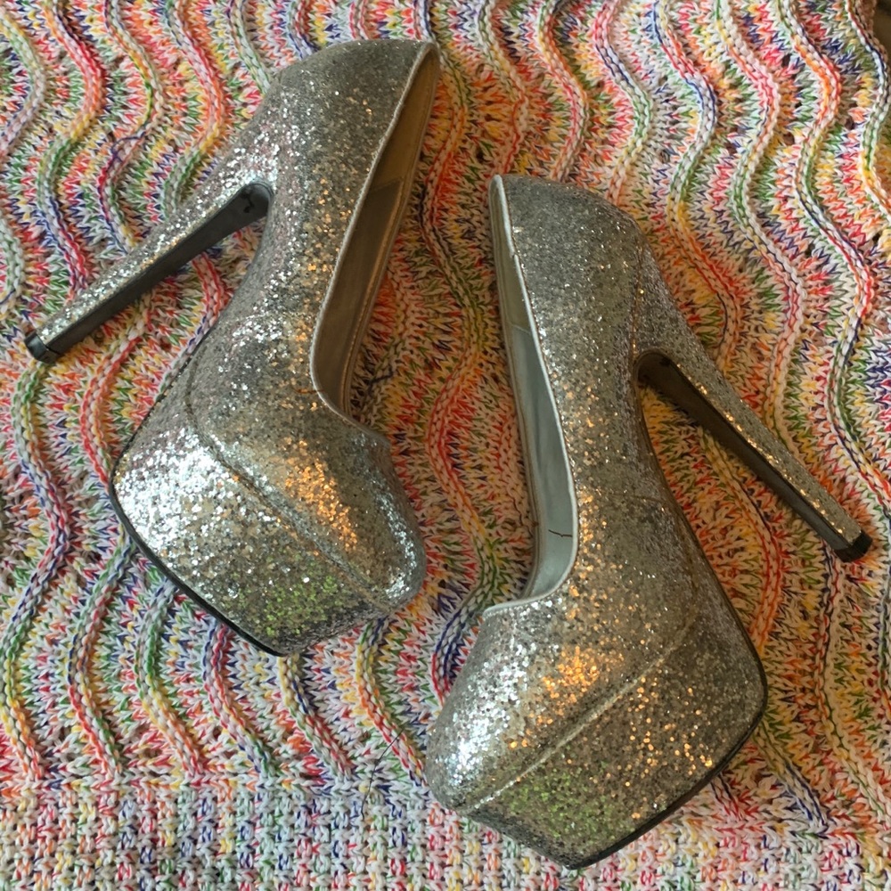 Silver sparkly heels⭐️